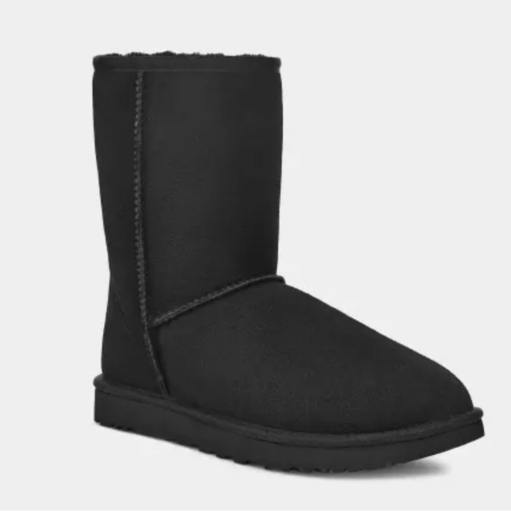 UGG Women’s Classic Short II Size 8